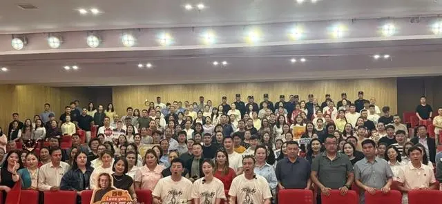 电影《万桐书》沙雅路演现场座无虚席，胡杨林实景拍摄引本地观众共鸣：细节速览