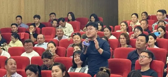 电影《万桐书》沙雅路演现场座无虚席，胡杨林实景拍摄引本地观众共鸣：相关图片