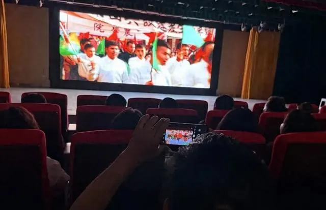 电影《万桐书》沙雅路演现场座无虚席，胡杨林实景拍摄引本地观众共鸣：现场图